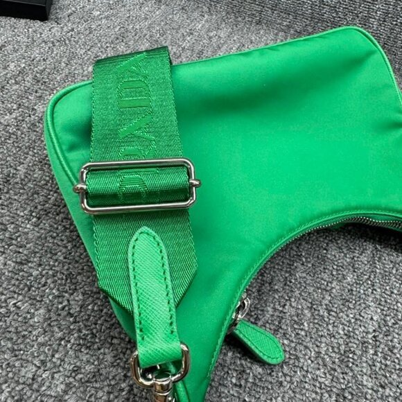 PRADA Re-edition Green W/P Nylon Shoulder Bag ccofb799-102525 - Picture 4 of 14